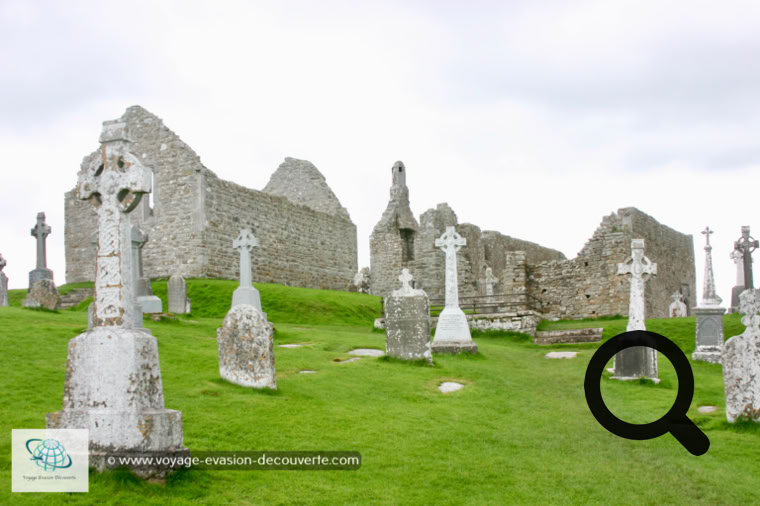 Le monastère, qui est aussi appelé les sept églises, a été fondé 544 par celui qui sera ensuite connu comme l'un des douze apôtres de l'Irlande, Saint Ciarán. 