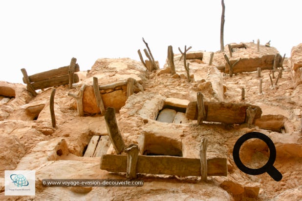 Connue pour son Qsar, grenier fortifié, Nalut abrite le grenier le plus complexe de Libye. Il a sans doute été construit comme Qasr al-Haj, un simple cercle de pièces de nourriture, mais les augmentations croissantes de population ont mené à la création de plus d’unités de stockage. Ainsi une autre colline de voûtes tournées vers l’extérieur a été construite dans la zone centrale, comme un château géant boueux. Quatre étages de haut, et des murs extérieurs ont été construits progressivement plus haut pour qu’encore plus de pièces soient empilées au sommet. L’effet est superbement complexe comme un labyrinthe de couloirs parsemés d’ouvertures.