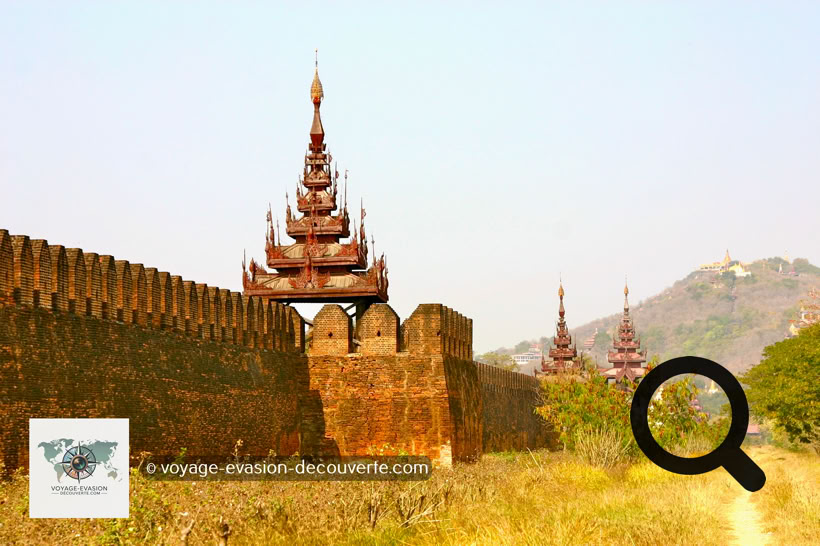 Véritable cité interdite, l'ancien palais royal de Mandalay, devenu le Fort Dufferin, est spectaculaire par ses dimensions 