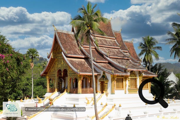 Le temple de Pha That Luang est le monument bouddhique le plus sacré du pays, emblématique du Laos, on raconte qu'il renferme un cheveu de Bouddha ! Cet immense Stūpa quadrangulaire de 35 mètres de hauteur, recouvert de feuilles or, a été érigée en 1566.