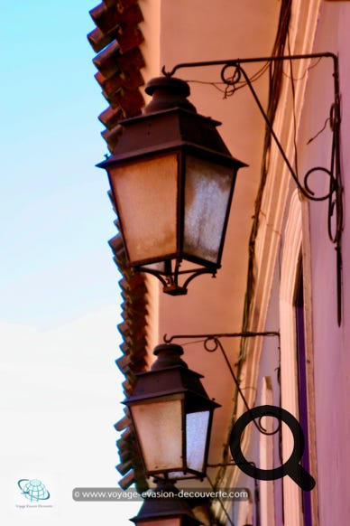 Cette rue piétonne est la plus fameuse de La Paz et la plus chargée d'histoire. On se croirait se balader dans la ruelle d’une petite ville d’Espagne ! Cette ravissante petite rue historique, étroite et pavée, serpente entre de jolies maisons coloniales colorées avec ses superbes lanternes de façade et ses balcons saillants.