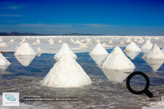 Le sel est exploité, mais la production annuelle d'environ 25 000 tonnes ne risque pas d'épuiser les 60 à 65 milliards de tonnes estimées du gisement. Dans ce Salar, l'épaisseur du sel varie de 2 à 120 mètres de profondeur, selon les endroits. 