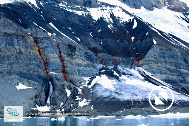 La roche est parfois noire, brune ou beige. Le fer présent dans la roche laisse apercevoir des traces le long des rochers comme des coulures rougeâtres.