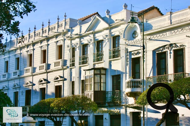 Il est très agréable de flâner à Sucre, d'aller à la rencontre de ses habitants. À chaque détour, vous pourrez visiter un édifice grandiose. Il y a tant de merveilles à découvrir ! Architecturalement, la ville est parmi les plus belles du pays ! On y trouve des maisons coloniales basses et blanches aux façades bien conservées et des parcs arborés, qui constituent le charme de cette importante ville bolivienne.