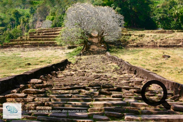 Le site archéologique de Wat Phou, est situé au pied de la colline des monts Pasak, au Sud de Pakés, dans la région de Champassak. Ce site a été occupé successivement par plusieurs temples dès le Ve siècle. Certains auteurs situent à cet endroit la capitale du royaume de Chenla (Tchen-La de Terre) fondée par le roi Shresthavarman à cette époque.