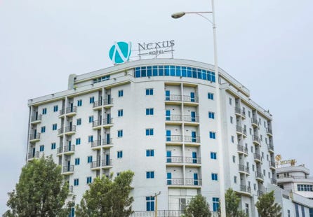 Lors de notre passage à Addis Abeba, nous avons séjourné au Swiss Inn Nexus Hotel. L'hôtel est bien tenu, propre et confortable avec toutes les accommodations possibles, et le personnel est à l'écoute. Il y a une belle terrasse sur le toit pour prendre un petit apéro avant d'aller diner. Je recommande vivement ! 