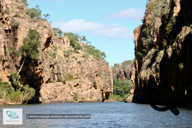 À une trentaine de kilomètres de la ville de Katherine, le Nitmiluk National Park, anciennement connu sous le nom de Katherine Gorge, s'étend sur près de 292 800 hectares. Il renferme une succession de 13 gorges, séparées par des rapides, formées le long de la Katherine River, dans un cadre magnifique à la végétation tropicale.