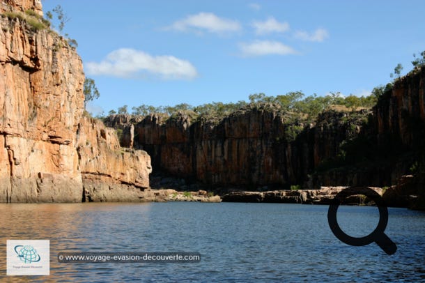 À une trentaine de kilomètres de la ville de Katherine, le Nitmiluk National Park, anciennement connu sous le nom de Katherine Gorge, s'étend sur près de 292 800 hectares. Il renferme une succession de 13 gorges, séparées par des rapides, formées le long de la Katherine River, dans un cadre magnifique à la végétation tropicale.