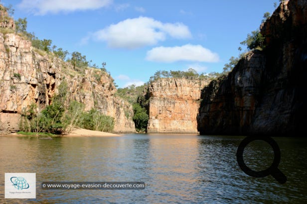 À une trentaine de kilomètres de la ville de Katherine, le Nitmiluk National Park, anciennement connu sous le nom de Katherine Gorge, s'étend sur près de 292 800 hectares. Il renferme une succession de 13 gorges, séparées par des rapides, formées le long de la Katherine River, dans un cadre magnifique à la végétation tropicale.