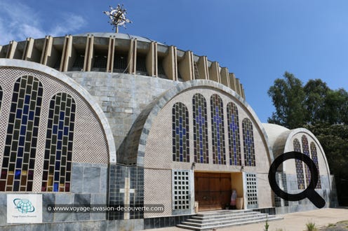 La nouvelle église construite par l'empereur Haïlé Sélassié en 1952 est une petite imitation de Sainte-Sophie de Constantinople. Il entreprit la construction pour rappeler l'importance spirituelle du lieu. Sans prétention, certains murs intérieurs sont peints de nouvelles peintures à la mode éthiopienne. 