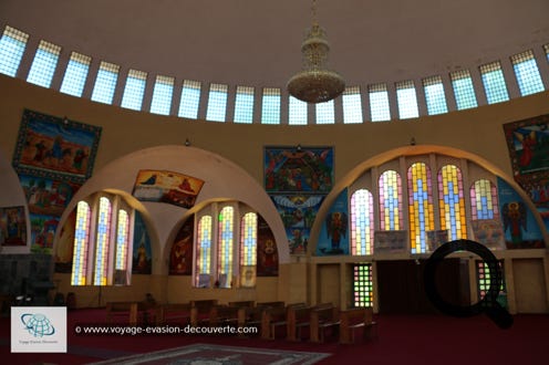 La nouvelle église construite par l'empereur Haïlé Sélassié en 1952 est une petite imitation de Sainte-Sophie de Constantinople. Il entreprit la construction pour rappeler l'importance spirituelle du lieu. Sans prétention, certains murs intérieurs sont peints de nouvelles peintures à la mode éthiopienne. 