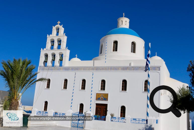 Dans la rue principale d’Oia, se trouve sur la petite place centrale, l’église  orthodoxe de Panagia. Fondée en l’an mille par l’empereur byzantin  Alexius I, elle n’a pas changé depuis le temps malgré les invasions des Turcs  et des Francs et les nombreux tremblements de terre. Seul un incendie l’a  fragilisé en 1915.  