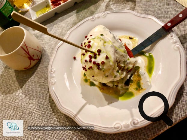 situé dans une toute petite rue, ce restaurant existe depuis 1912. On a l’impression d’aller manger chez une grand mère grecque éloignée. La déco est simple mais très sympa. La nourriture y est excellente et les prix modérés. 