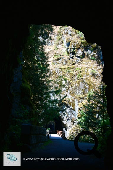 Les tunnels d'Othello sont une série d'anciens tunnels et ponts ferroviaires qui traversent les chaines montagneuses de granit et traversent la rivière sauvage Coquihalla.