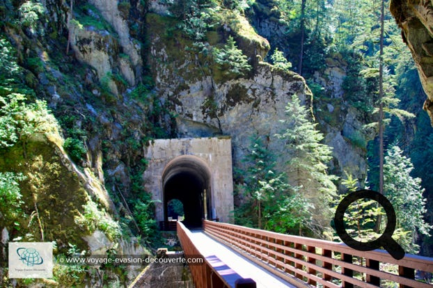 Les tunnels d'Othello sont une série d'anciens tunnels et ponts ferroviaires qui traversent les chaines montagneuses de granit et traversent la rivière sauvage Coquihalla.