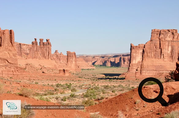 Il est connu pour sa grande concentration d’arches rocheuses naturelles, mais aussi par des falaises et buttes travaillées  par l'érosion. Les fortes amplitudes thermiques et les forces conjuguées de la nature, pluie, neige et gel, y ont façonnées au fils des millénaires des paysages somptueux. 