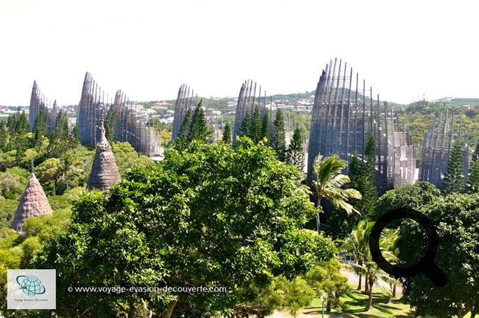 Ne manquez pas non plus la visite du centre culturel Tjibaou, il est superbe et très intéressant. Situé à quelques kilomètres du centre-ville, cette surprenante création de Renzo Piano s'inspire de l'architecture traditionnelle  kanak et invite à découvrir avec bonheur la culture mélanésienne. 