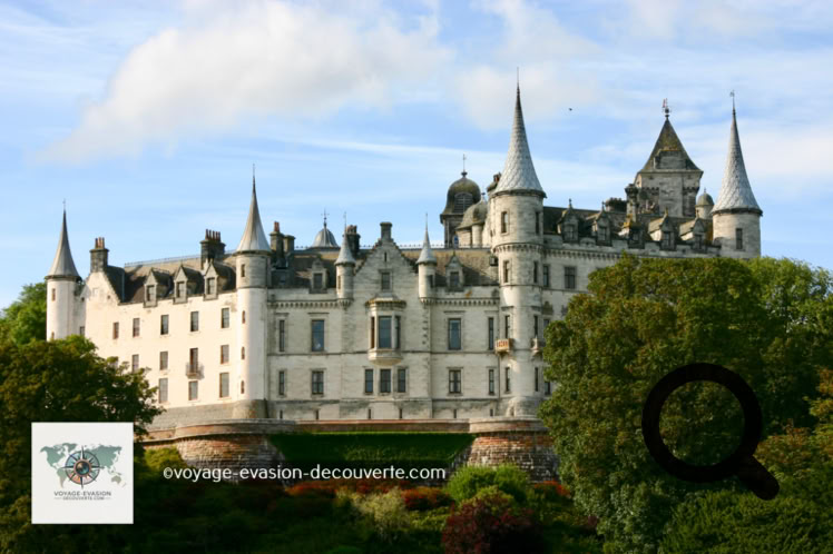 Le château de Dunrobin est une imposante résidence située à Golspie dans le comté du Sutherland, toujours dans la région des Highlands.