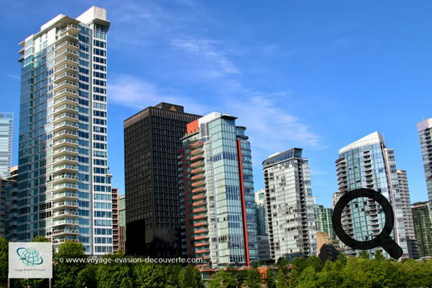 Idéal pour une balade détente au bord de l’eau. Ce quartier relativement nouveau de la ville de Vancouver se trouve à côté du quartier West End au Sud et Stanley Park au Nord. Le quartier se compose de nombreuses tours d'appartements. Coal Harbour abrite l'aérodrome de Vancouver Harbour Water.