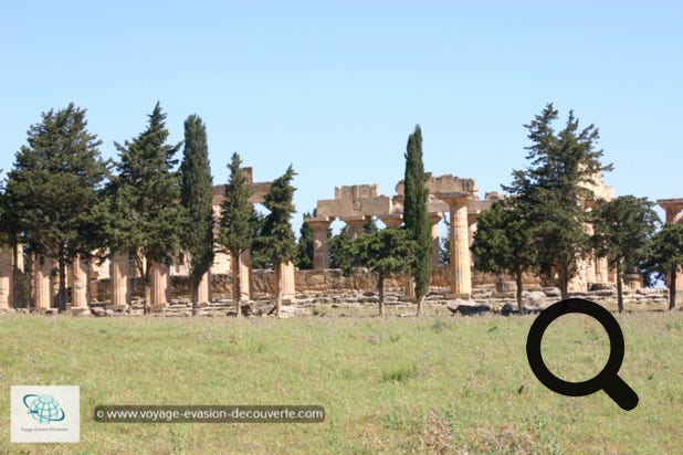 Elle a été fondée par des Grecs venus de Théra1 (Santorin) sur les conseils de l'oracle de Delphes. Elle était la plus ancienne et la plus importante des cinq colonies grecques de la région, où étaient déjà établis les Libyens anciens. Elle a donné le nom de Cyrénaïque à sa région, qu'elle a souvent dominé entre le VIIe siècle av. J.C. et le Ve siècle apr. J.C..