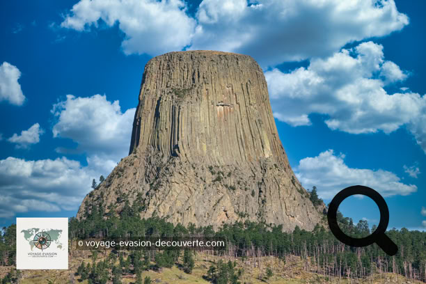 C’est un relief volcanique qui forme un monolithe naturel situé dans le parc Devils Tower National Monument. Sa hauteur est de 386 m au-dessus des terres environnantes et son sommet atteint 1 558 m d'altitude. La moitié supérieure du relief est constituée de très nombreux prismes phonolitiques, réguliers, d’environ 4 m de largeur pour 150 m de hauteur.  
