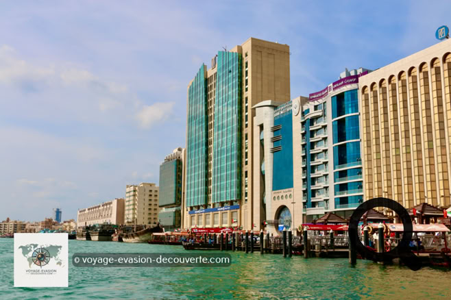 Nous avons flâné le long des quais des dhows, ces grands boutres traditionnels chargés de marchandises venues d’Iran, d’Inde ou du Pakistan. Leurs coques peintes de couleurs vives, parfois un peu écaillées par les voyages, créent un contraste saisissant avec les eaux tranquilles du Creek.