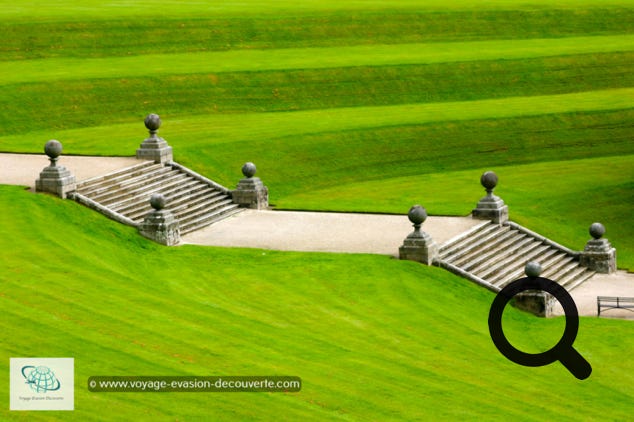 Cette petite ville abrite la superbe propriété Powerscourt, c’est une vaste propriété de campagne composée d'une demeure de style palladien et de jardins occupant 19 hectares. La demeure, à l'origine château du XIIIe siècle, a été en grande partie modifiée entre 1731 et 1741.