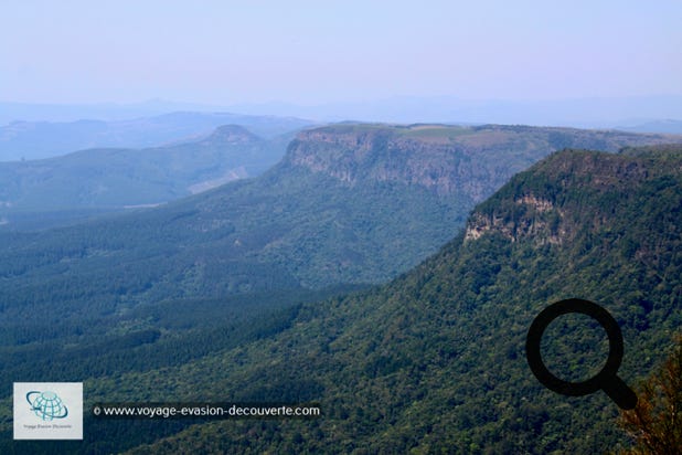 C’est un point d'observation qui surplombe le pittoresque Lowveld d'Afrique du Sud, une vaste région subtropicale parsemée de cascades, de falaises et de forêts. Le point de vue est magnifique, vous arriverez sur la petite plate-forme construite au bord de l'escarpement, à environ 700 mètres au-dessus de la vallée.