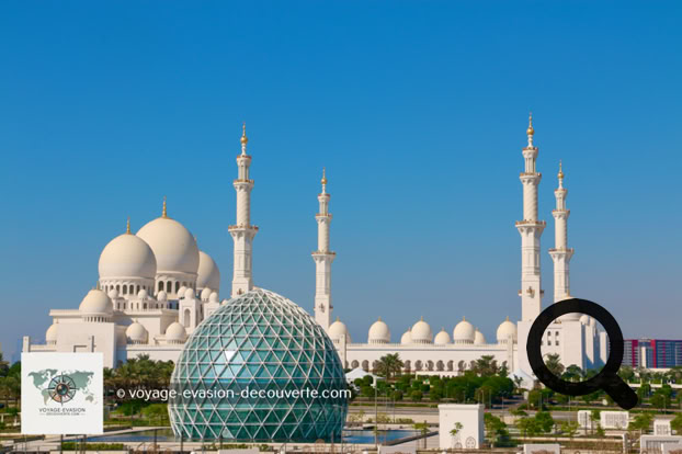 Dès l'arrivée, on est saisi par la pureté et la monumentalité du site. D'un blanc éclatant, la mosquée semble presque irréelle sous le soleil. Elle est l'une des plus grandes mosquées du monde et peut accueillir plus de 40 000 fidèles.