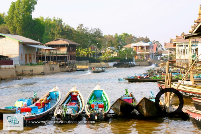 Une fois arrivé, nous sommes montés sur une pirogue à moteur. Nous voilà partis à toute vitesse sur un canal, longeant les premières habitations sur pilotis, pour rejoindre notre hôtel en plein milieux du lac afin de déposer nos bagag