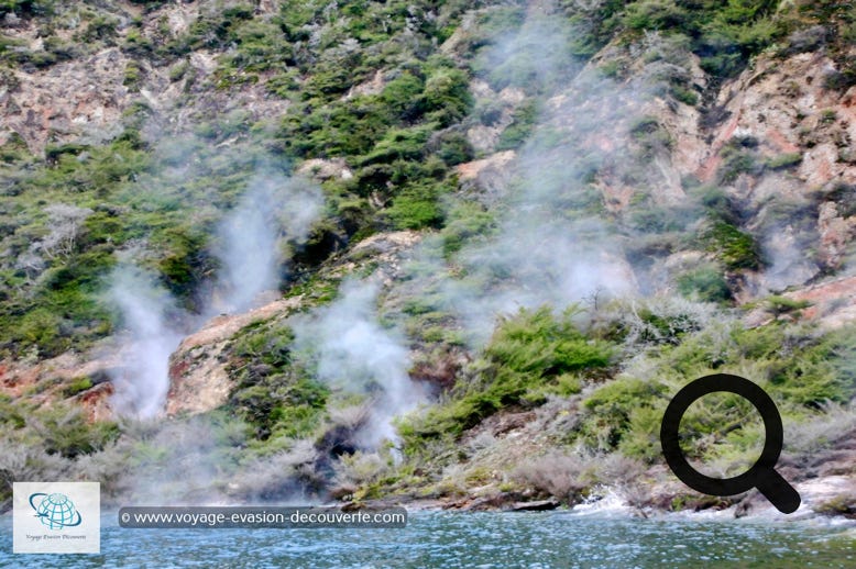Situé au centre de l’île Nord de la Nouvelle-Zélande, le lac Rotomahana possède une superficie de 8km² avec une profondeur maximale de 112,4m. Il est situé à une vingtaine de kilomètres de Rotorua, au pied du volcan Tarawera.