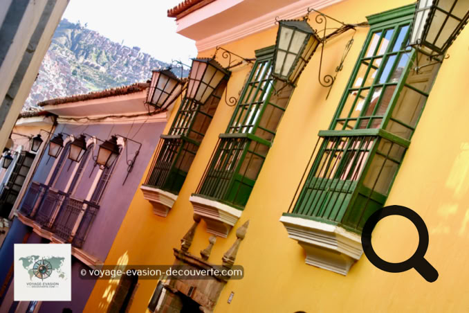 Cette rue piétonne est la plus fameuse de La Paz et la plus chargée d'histoire. On se croirait se balader dans la ruelle d’une petite ville d’Espagne ! Cette ravissante petite rue historique, étroite et pavée, serpente entre de jolies maisons coloniales colorées avec ses superbes lanternes de façade et ses balcons saillants.