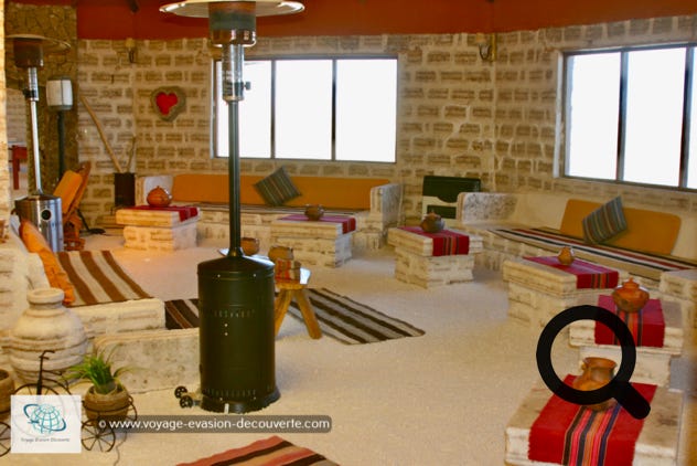 C’est vraiment un hôtel atypique où les habitants ont capitalisé de manière créative les éléments environnant en créant un hôtel alternatifs dans lesquels tout, des lits aux murs et aux sols, est construit à partir de blocs de sel. L’atmosphère y est exceptionnelle, l’hôtel fait face aux salines d’Uyuni et offre une vue magnifique, calme et apaisante. 