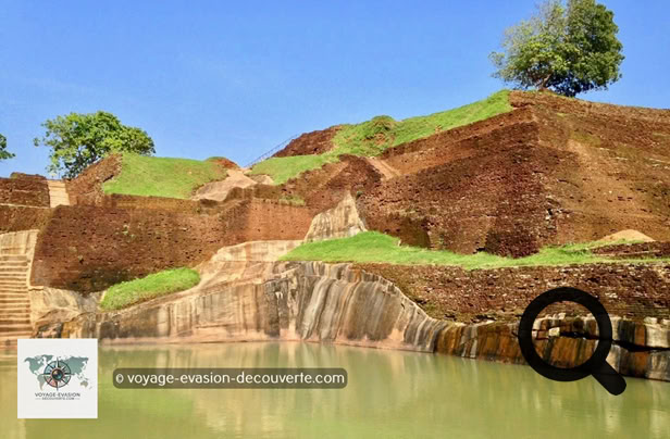 Vous avez enfin réussi. Vous êtes maintenant au sommet de Sigirîya Rock. Regardez autour de vous et émerveillez-vous devant l'ampleur des ruines du Sky Palace tout autour de vous. Imaginez comment les ouvriers de l'époque ont réussi à transporter le matériel pour construit cette structure au sommet de ce rocher imprenable sans les passerelles que vous avez empruntés. 