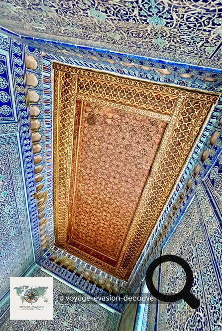 Le Tach Khaouli, littéralement « palais de pierre », est sans doute le monument le plus somptueux de Khiva. Construit au XIXᵉ siècle par le khan Allakouli, il devait surpasser en beauté toutes les résidences royales du pays.