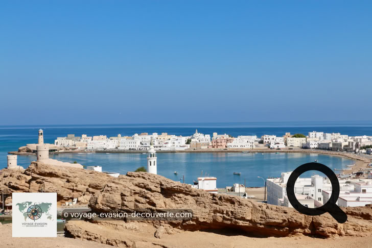 À Sur, impossible de manquer les tours de guet qui veillent fièrement sur la ville et son littoral. Elles sont les témoins silencieux de l'époque où Sur était un port stratégique, incontournable sur les routes commerciales reliant Oman, l'Afrique de l'Est et l'Inde.