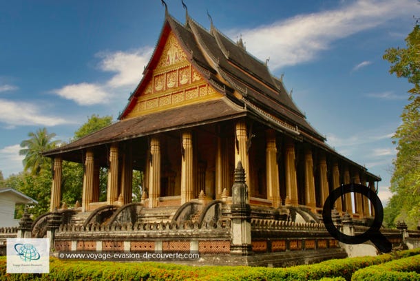 Il s’agit d’un ancien temple royal transformé en musée d’art religieux. Ce temple fut probablement construit au XVIe siècle sous le règne de Setthathirat pour abriter le fameux Bouddha d'émeraude, que ce roi avait rapporté du Nord du Siam.