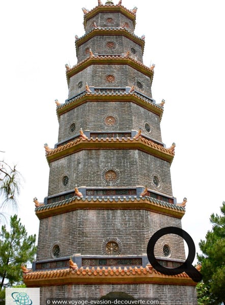 C’est une très jolie pagode en brique de 7 étages. Chacun des 7 étages est dédié aux 7 états de grâce, le dernier correspondant au Nirvana.