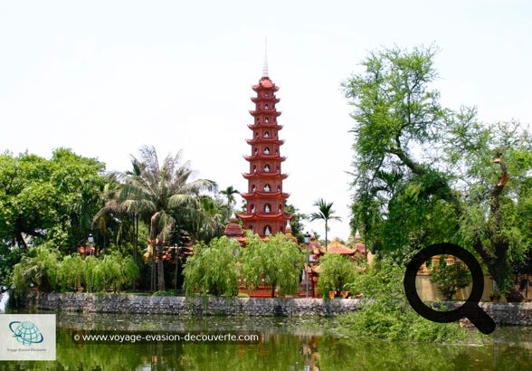 Nous avons continué vers le lac de l’Ouest où se trouve la superbe Pagode Trấn Quốc,  la plus ancienne d’Hanoï.   