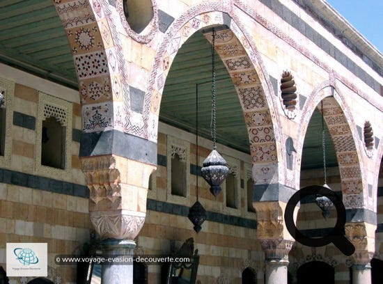 C’est une maison traditionnelle Damas, est un bon exemple de ce qu'est une demeure noble damascène. C’est un palais construit en 1750 qui abrite maintenant le musée des arts et traditions populaires.