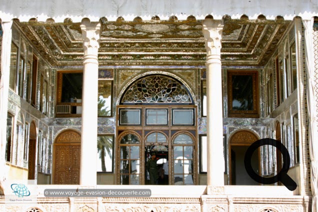 C’est un palais autour duquel se trouve le jardin d'Eram, un jardin persan historique. Son nom en langue persane signifie “jardin du Paradis“ et a été conçu au XXe siècle autour d’un palais de l’ère qadjare pour l’élite administrative et féodale de ma province du Fars. Les murs et les plafonds sont richement décorés d’éclat de verre et de miroirs.