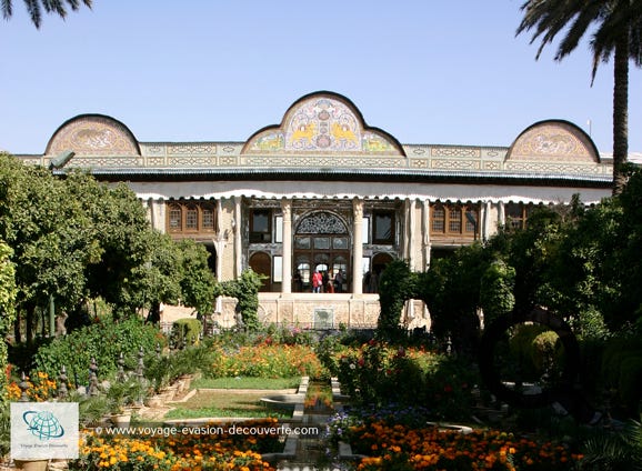 C’est un palais autour duquel se trouve le jardin d'Eram, un jardin persan historique. Son nom en langue persane signifie “jardin du Paradis“ et a été conçu au XXe siècle autour d’un palais de l’ère qadjare pour l’élite administrative et féodale de ma province du Fars. Les murs et les plafonds sont richement décorés d’éclat de verre et de miroirs.