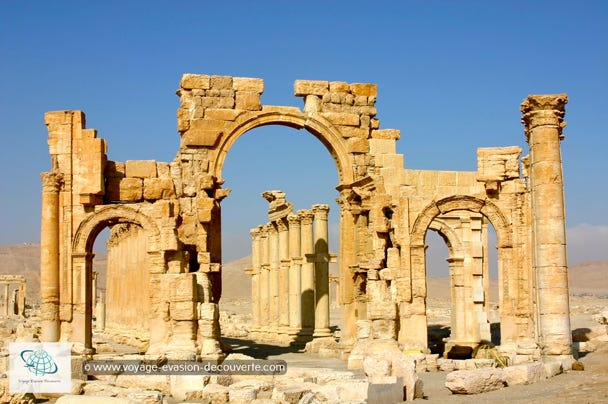 Visiter la Syrie, c’est visiter l’un des plus anciens foyers de civilisation du monde. Elle représente, à elle seul, un demi-berceau de l’histoire de l’humanité. On y développa, quand même, les sciences et l’astronomie, on y créa le premier alphabet et on y découvrit la première note de musique écrite.