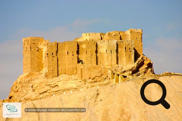 Le site de Palmyre est dominé par le château médiéval Qalat ibn Maan. Il a été construit par les Mamelouks vers le XIIIe siècle1 sur une colline surplombant le site antique. Le château profitait d'une position défensive naturelle, renforcée par des remparts hauts et épais, entourés d'un fossé. L'unique accès à l'intérieur de la forteresse se faisait au moyen d'un pont-levis.  De là-haut, il y a une vue magnifique de Palmyre. 