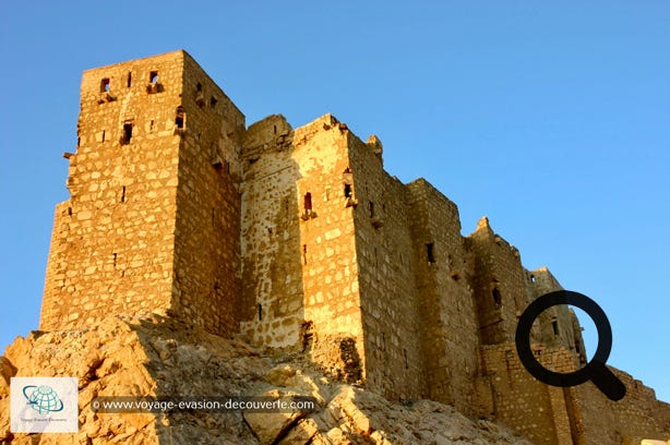 Le site de Palmyre est dominé par le château médiéval Qalat ibn Maan. Il a été construit par les Mamelouks vers le XIIIe siècle1 sur une colline surplombant le site antique. Le château profitait d'une position défensive naturelle, renforcée par des remparts hauts et épais, entourés d'un fossé. L'unique accès à l'intérieur de la forteresse se faisait au moyen d'un pont-levis.  De là-haut, il y a une vue magnifique de Palmyre. 