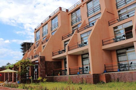 Après plusieurs heures, nous sommes arrivés au Panoramic View Hotel à Lalibela. Cet hôtel venait juste  d'ouvrir, très agréable et très bien placé, nous y sommes restés 2 nuits. Chambres confortables, calmes,  propres, avec terrasse ou balcon donnant sur une vue époustouflante. L'accueil a été très chaleureux, la  restauration bonne et copieuse et le personnel était disponible et compétent. Un séjour de 2 jours  vraiment agréable.