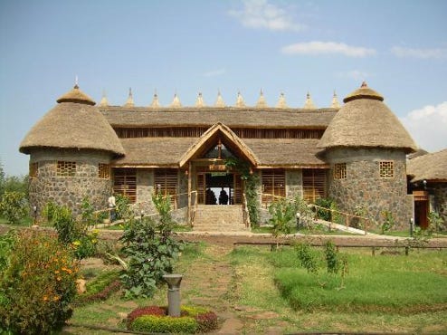 La vue depuis le hall et le restaurant, de la vallée du Rift, est  vraiment spectaculaire. Dans une vraie oasis de verdure, les chambres en forme de bungalows sont sympas surtout si vous avez la chance d'en avoir une avec vue.  Le restaurant propose, le soir, un buffet sans prétention mais le petit déjeuner du matin est copieux. Le personnel est agréable et très serviable. 