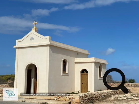 Nous décidons de partir vers la côte Est de l'île et d'aller découvrir la péninsule d'Aħrax où se trouve une petite chapelle dédiée à l'Immaculée Conception et qui se dresse juste au bord d'une falaise de 25 m de hauteur. Juste à coté, la statue de la madone d'Aħrax domine les falaises et la Méditerranée. La vue est superbe.