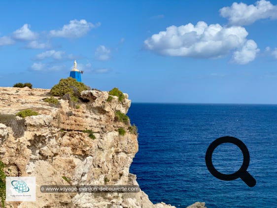 Nous décidons de partir vers la côte Est de l'île et d'aller découvrir la péninsule d'Aħrax où se trouve une petite chapelle dédiée à l'Immaculée Conception et qui se dresse juste au bord d'une falaise de 25 m de hauteur. Juste à coté, la statue de la madone d'Aħrax domine les falaises et la Méditerranée. La vue est superbe.