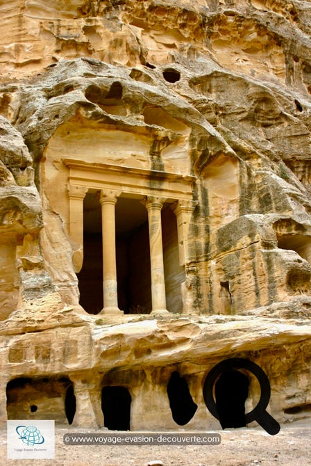 La Petite Pétra se situe dans un étroit canyon appelé Siq al-Barid. Avec ses citernes à eau, ses maisons sculptées et ses escaliers découpés dans le roc, le site reste incontournable. 